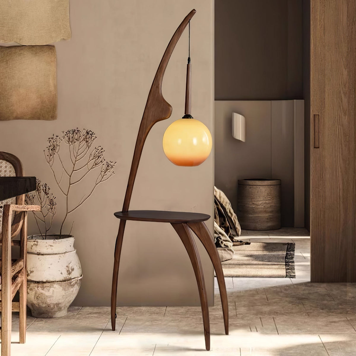 Selisora vloerlamp met gebogen mantisarm in walnootkleur