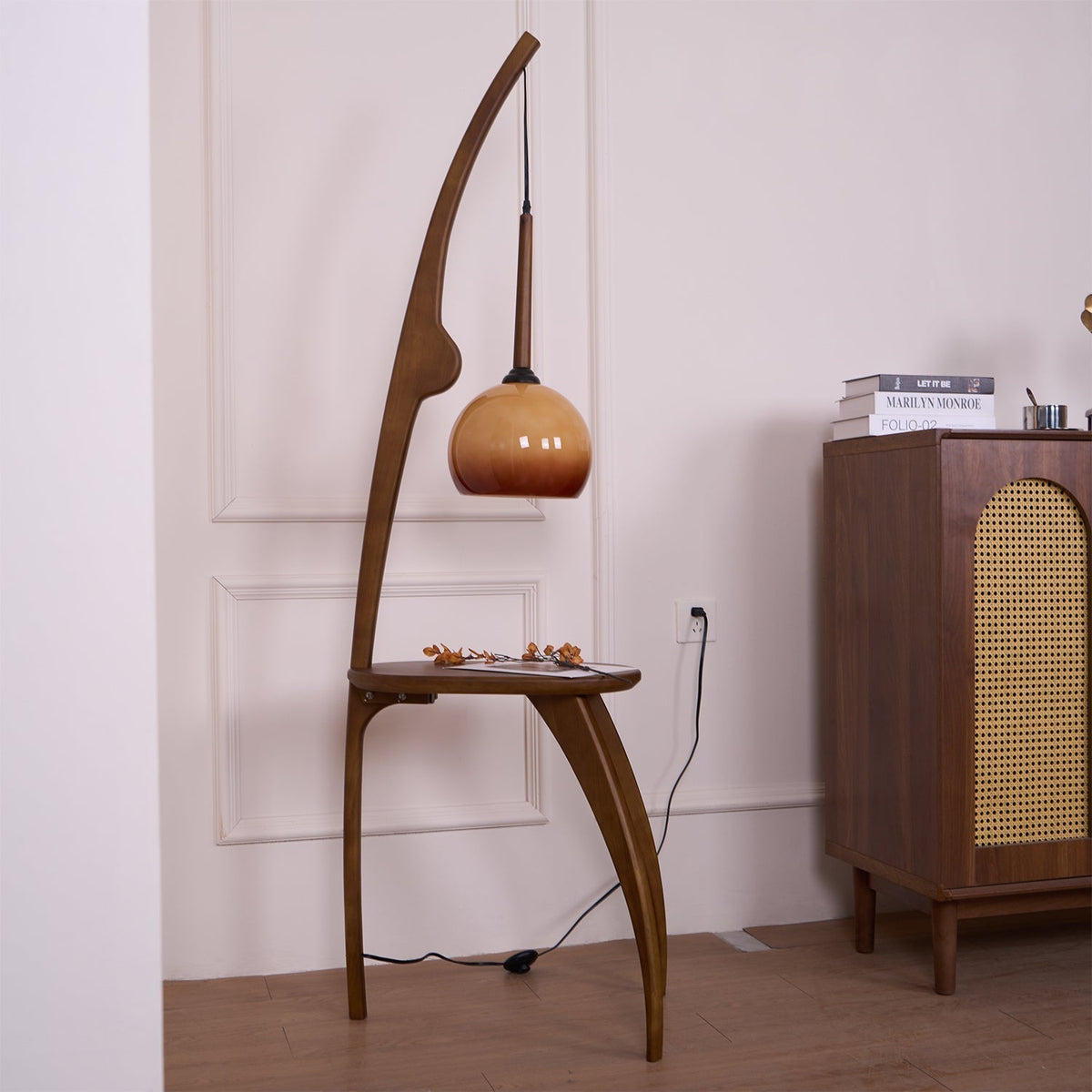 Selisora vloerlamp met gebogen mantisarm in walnootkleur