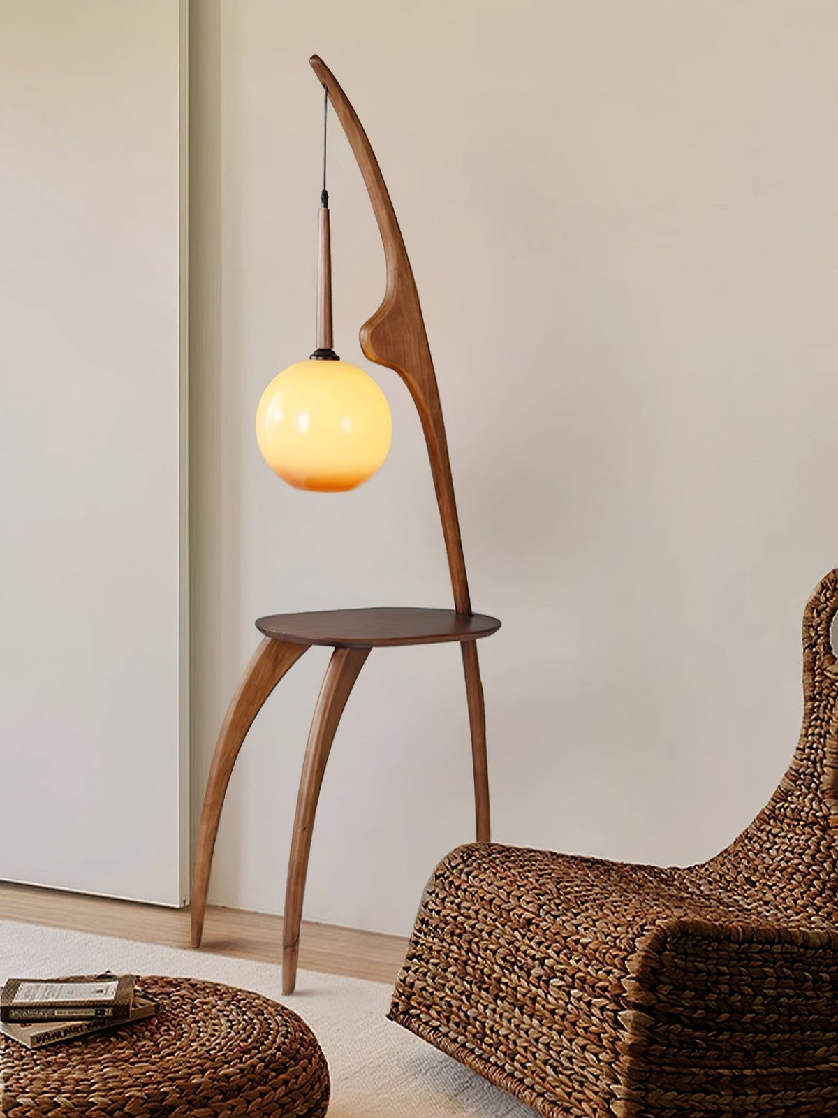 Selisora vloerlamp met gebogen mantisarm in walnootkleur