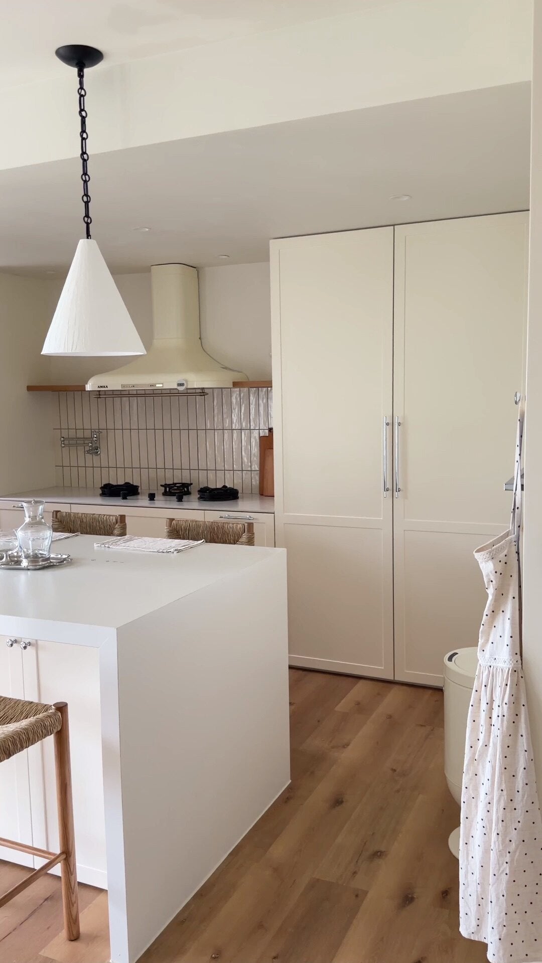 Terierina hanglamp van gips met conische vorm