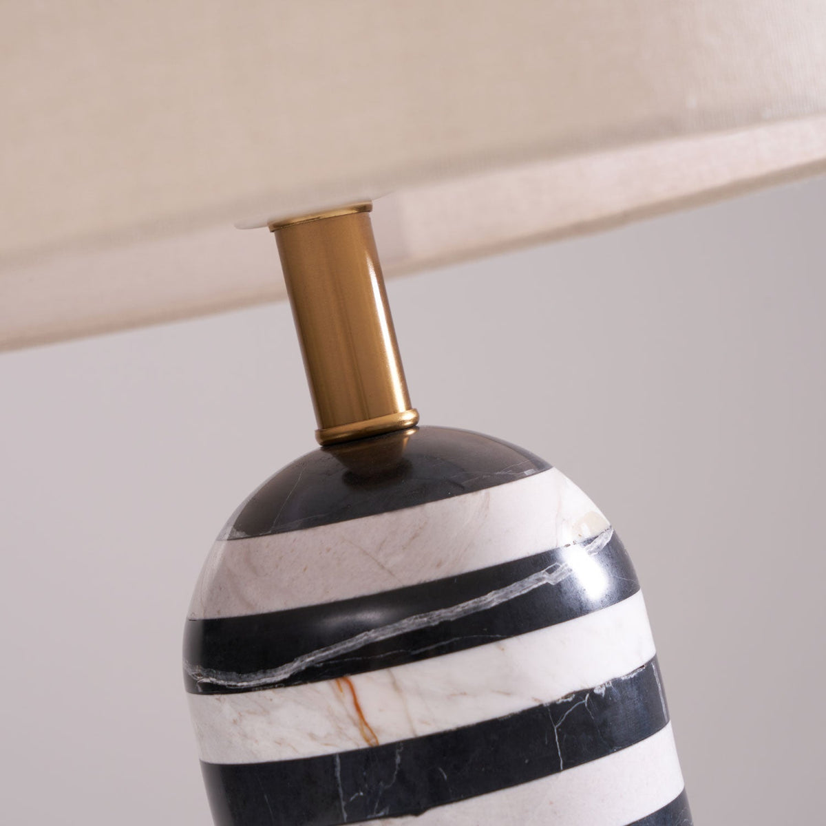 Avery moderne tafellamp