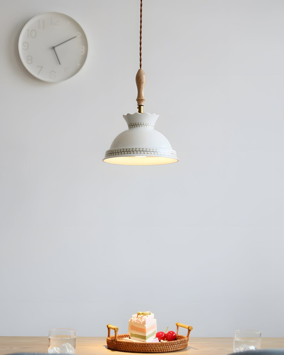 Renelelle hanglamp met keramische rok en houten handvat