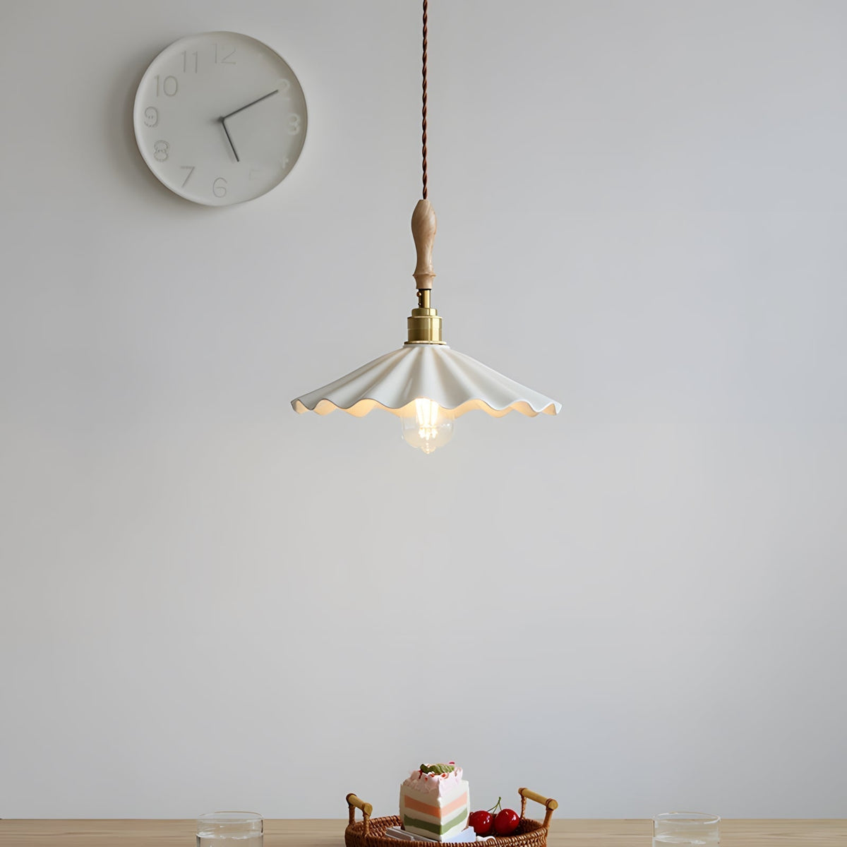 Renelelle hanglamp met keramische rok en houten handvat