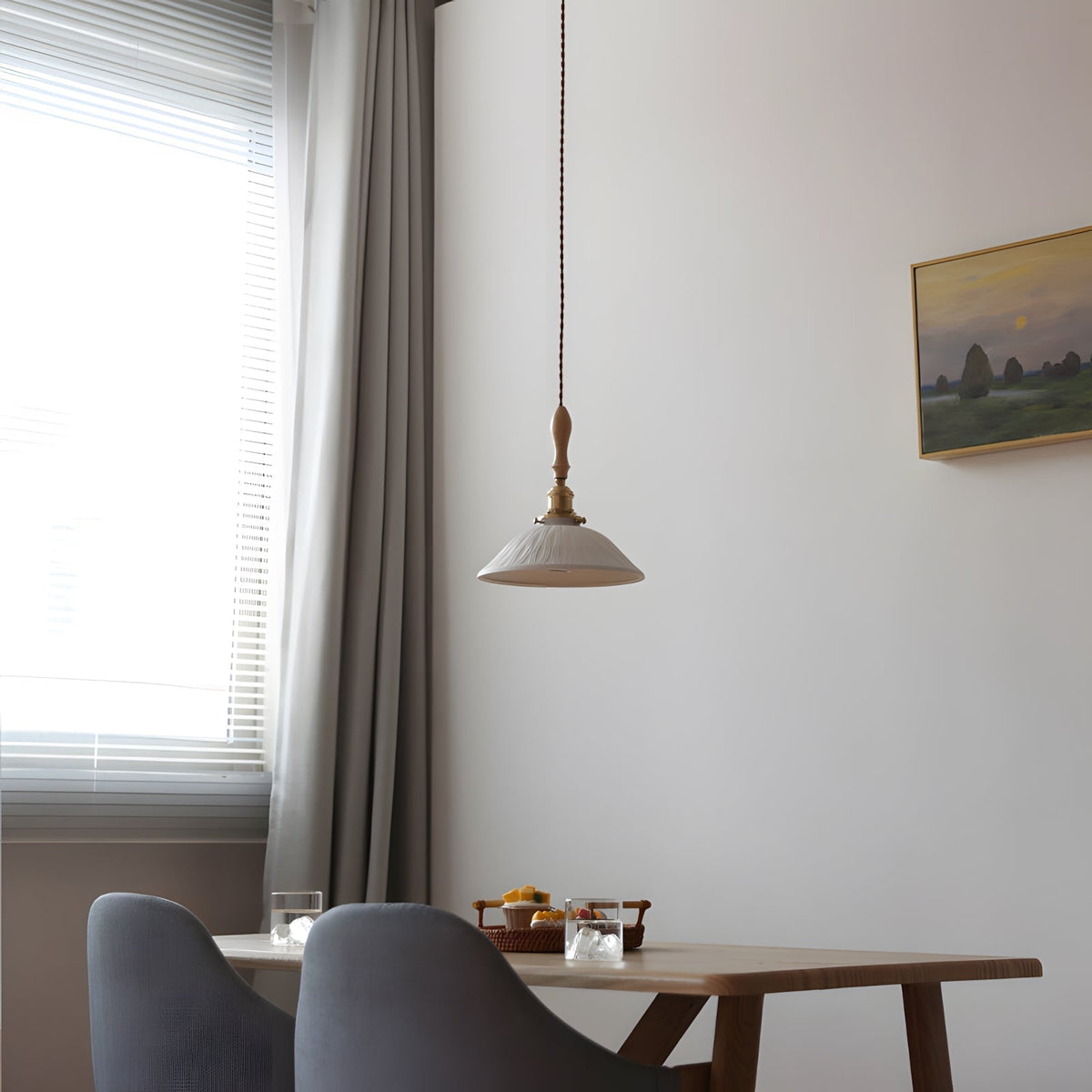 Renelelle hanglamp met keramische rok en houten handvat