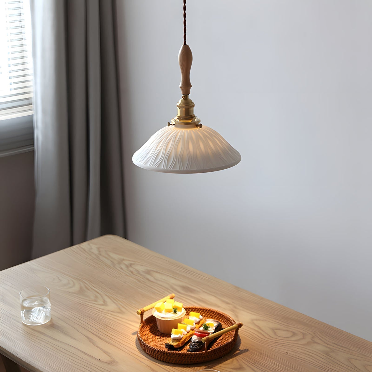 Renelelle hanglamp met keramische rok en houten handvat