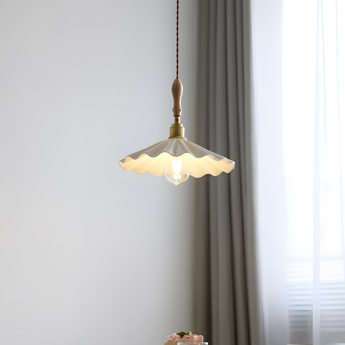 Renelelle hanglamp met keramische rok en houten handvat