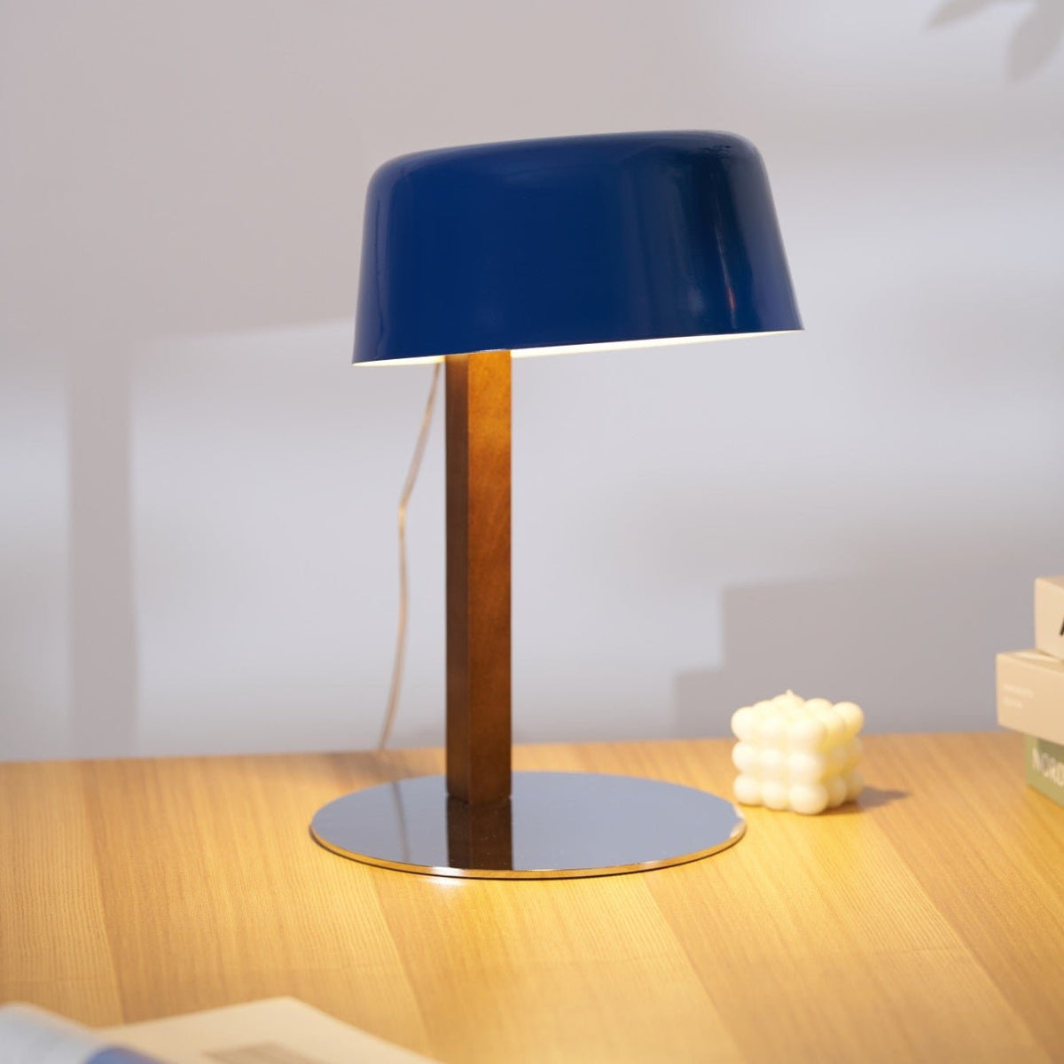 Cirirelle Moderne tafellamp van walnoot