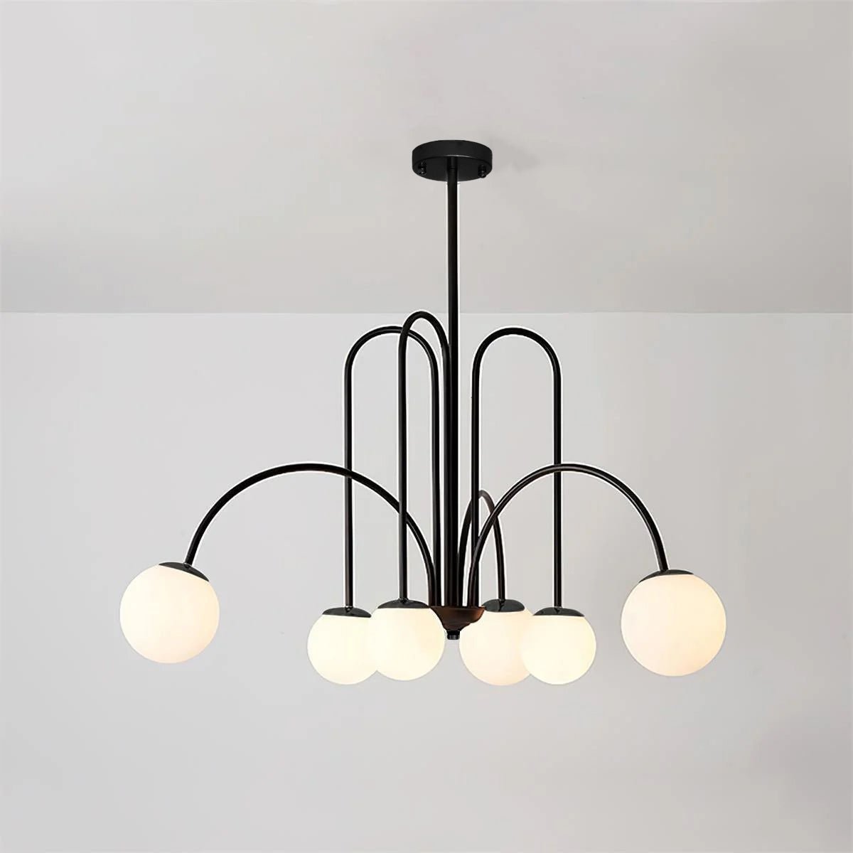 Sevi Kroonluchter messing Gebogen Armen Witte Bolvormige Lampenkappen