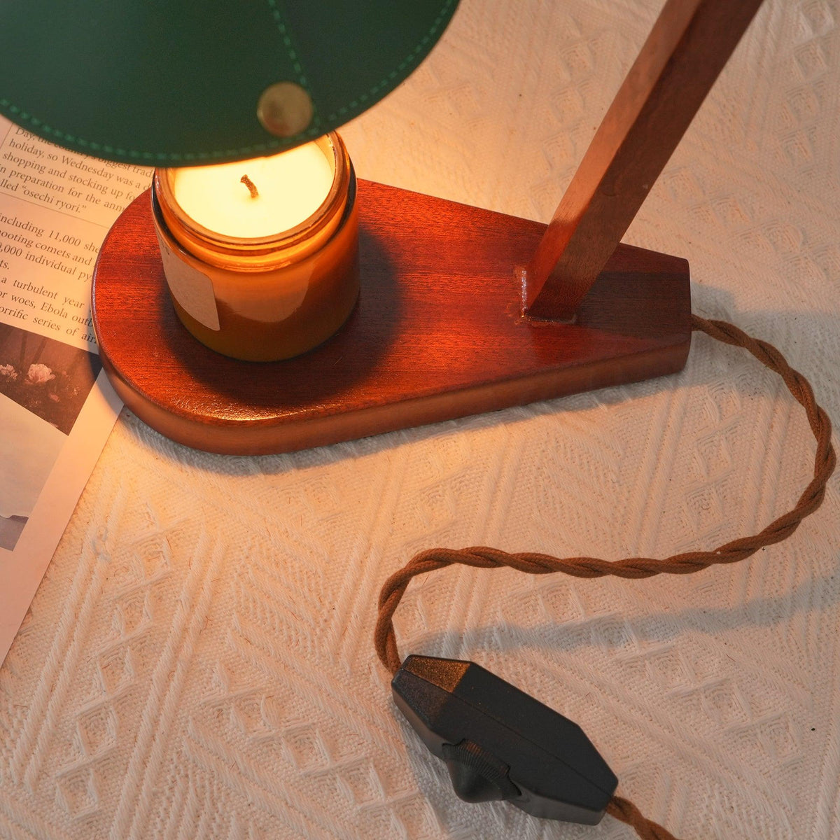 Elvuia tafellamp van walnoothout en groen