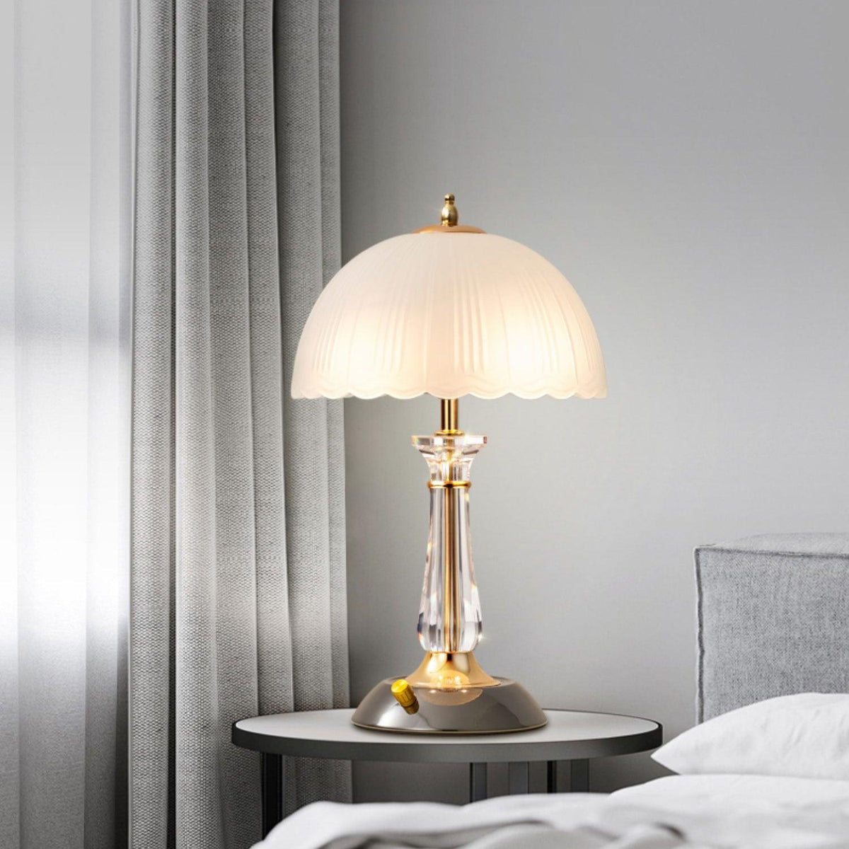 Belle tafellamp met bolvormig glazen kap