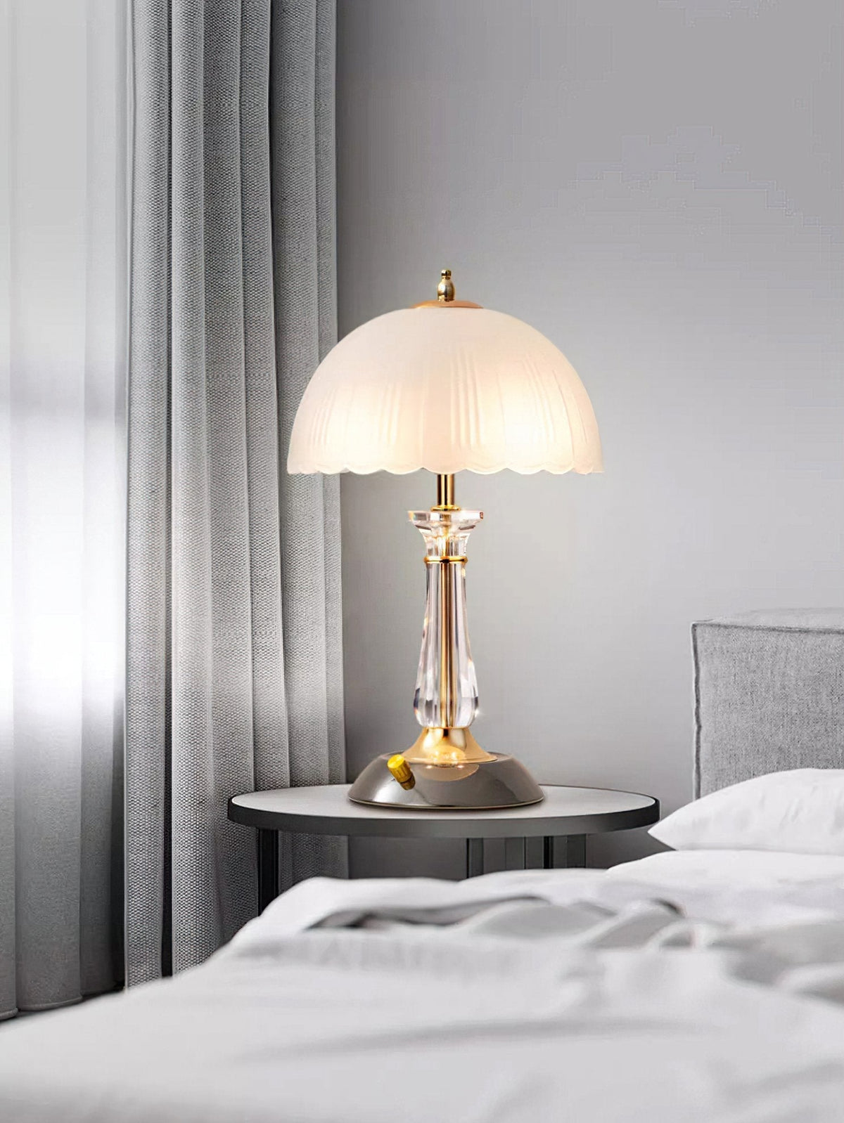 Belle tafellamp met bolvormig glazen kap