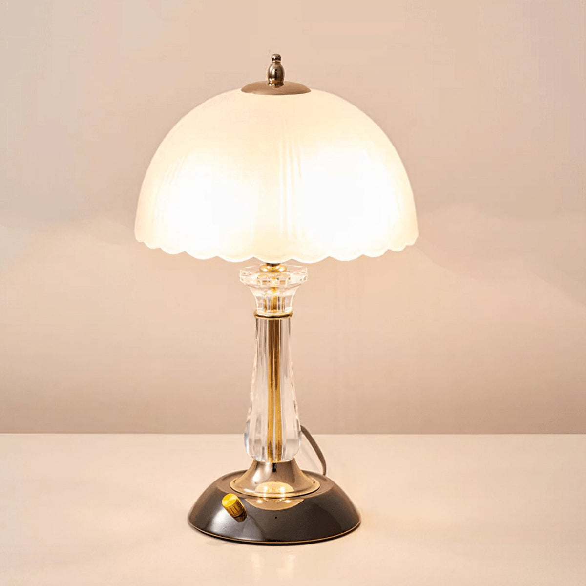 Belle tafellamp met bolvormig glazen kap
