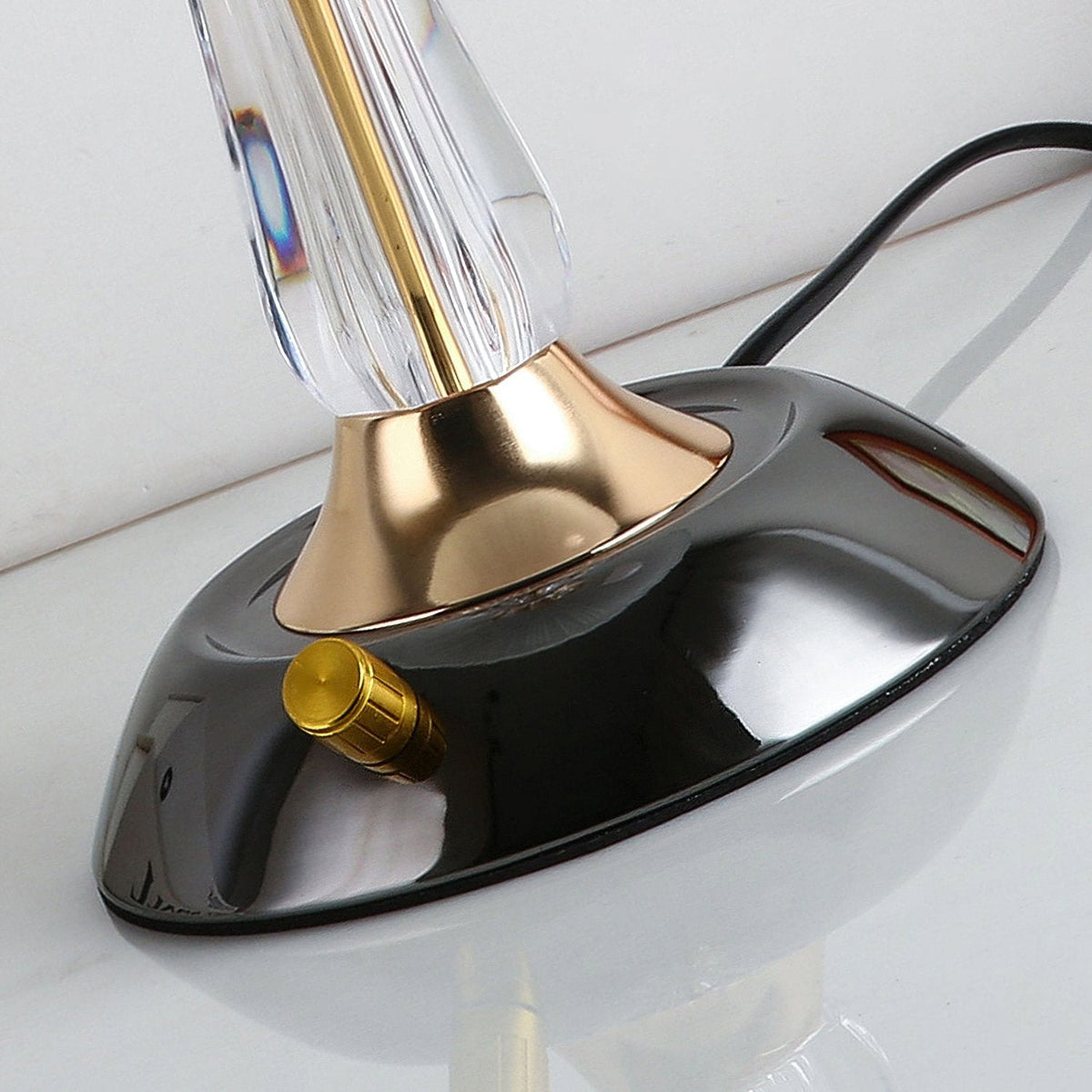 Belle tafellamp met bolvormig glazen kap