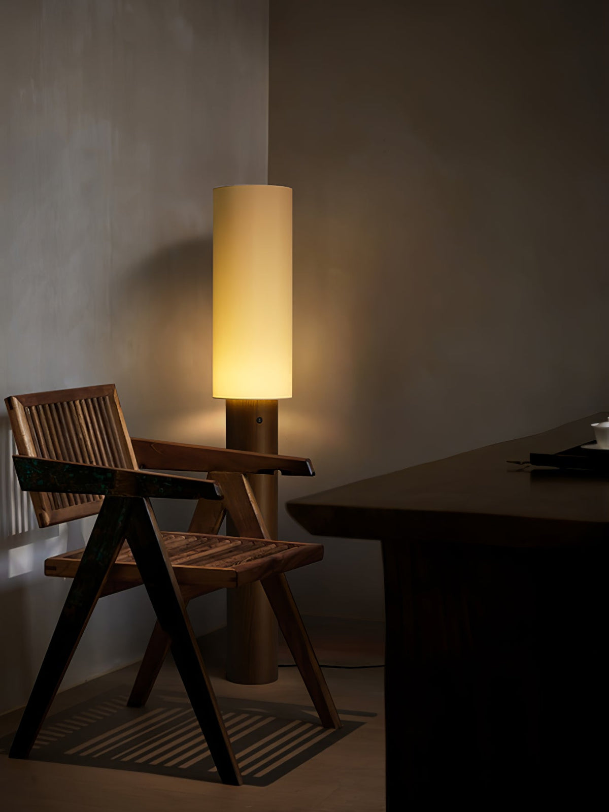 Uvynir Cylindrische houten vloerlamp