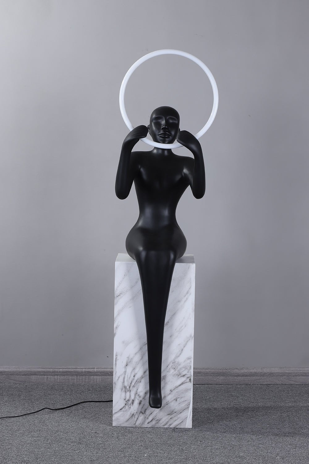 Orelaielle sculpturale vloerlamp in zwart