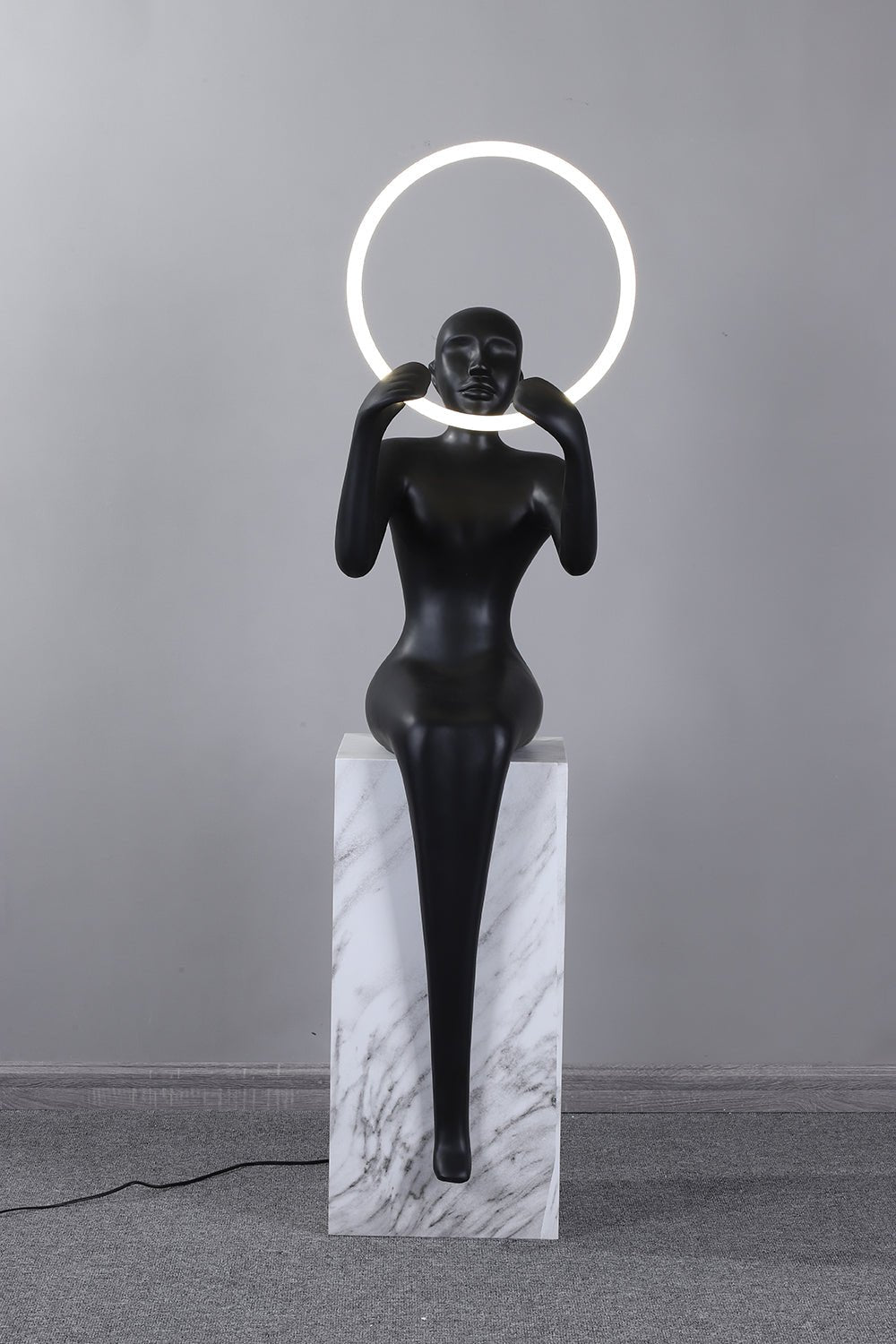Orelaielle sculpturale vloerlamp in zwart