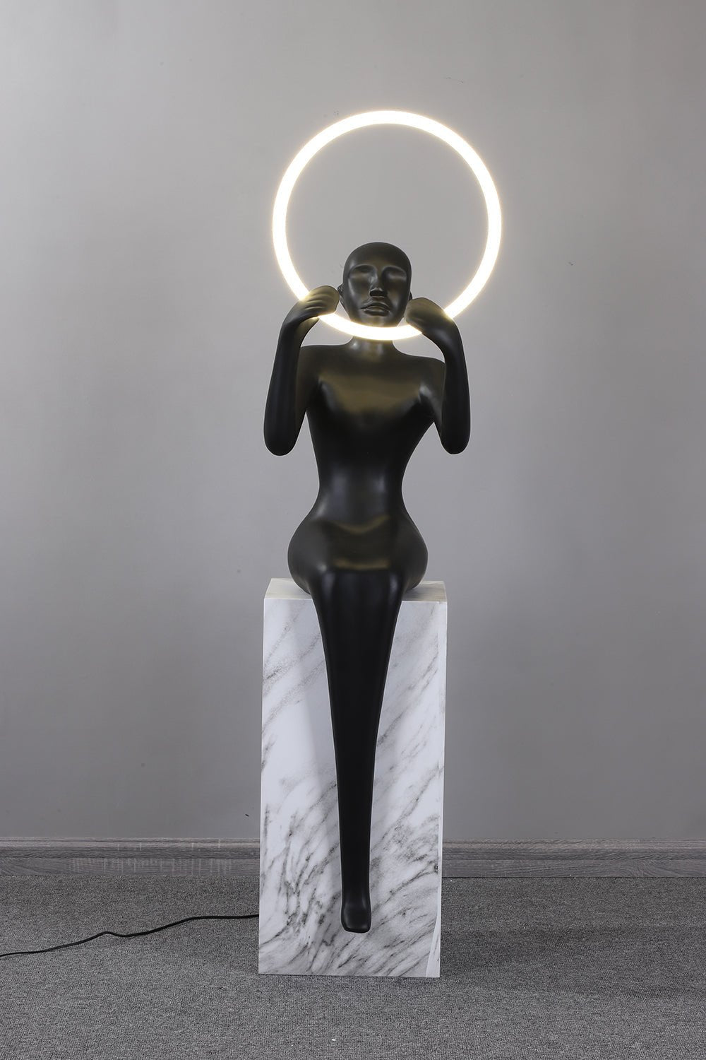 Orelaielle sculpturale vloerlamp in zwart