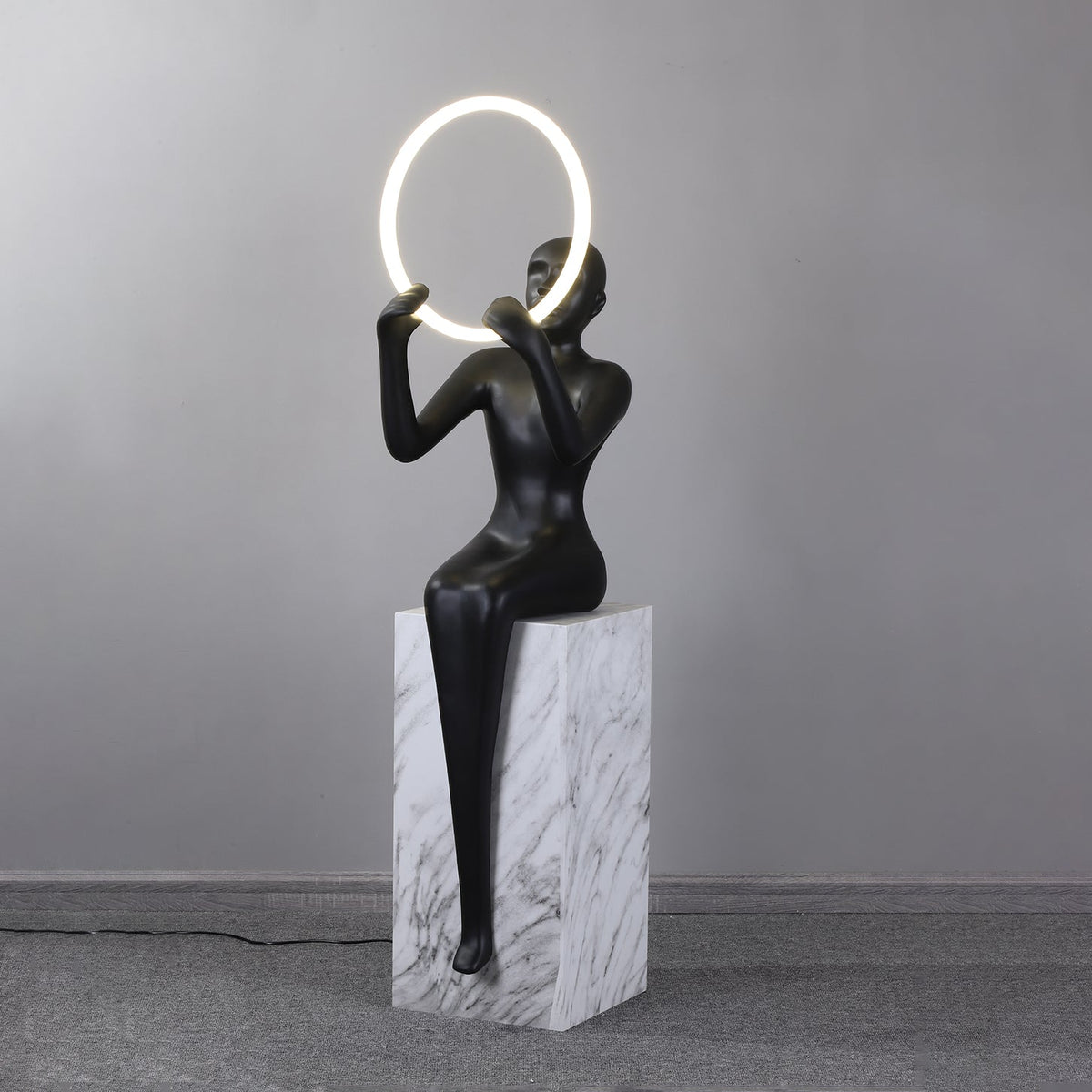 Orelaielle sculpturale vloerlamp in zwart