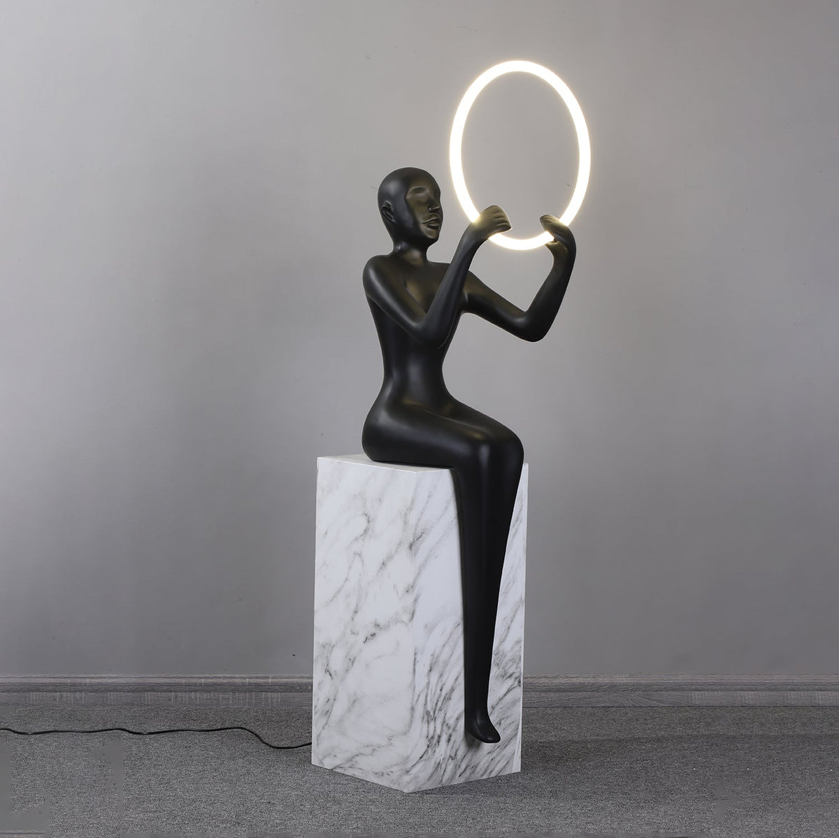 Orelaielle sculpturale vloerlamp in zwart