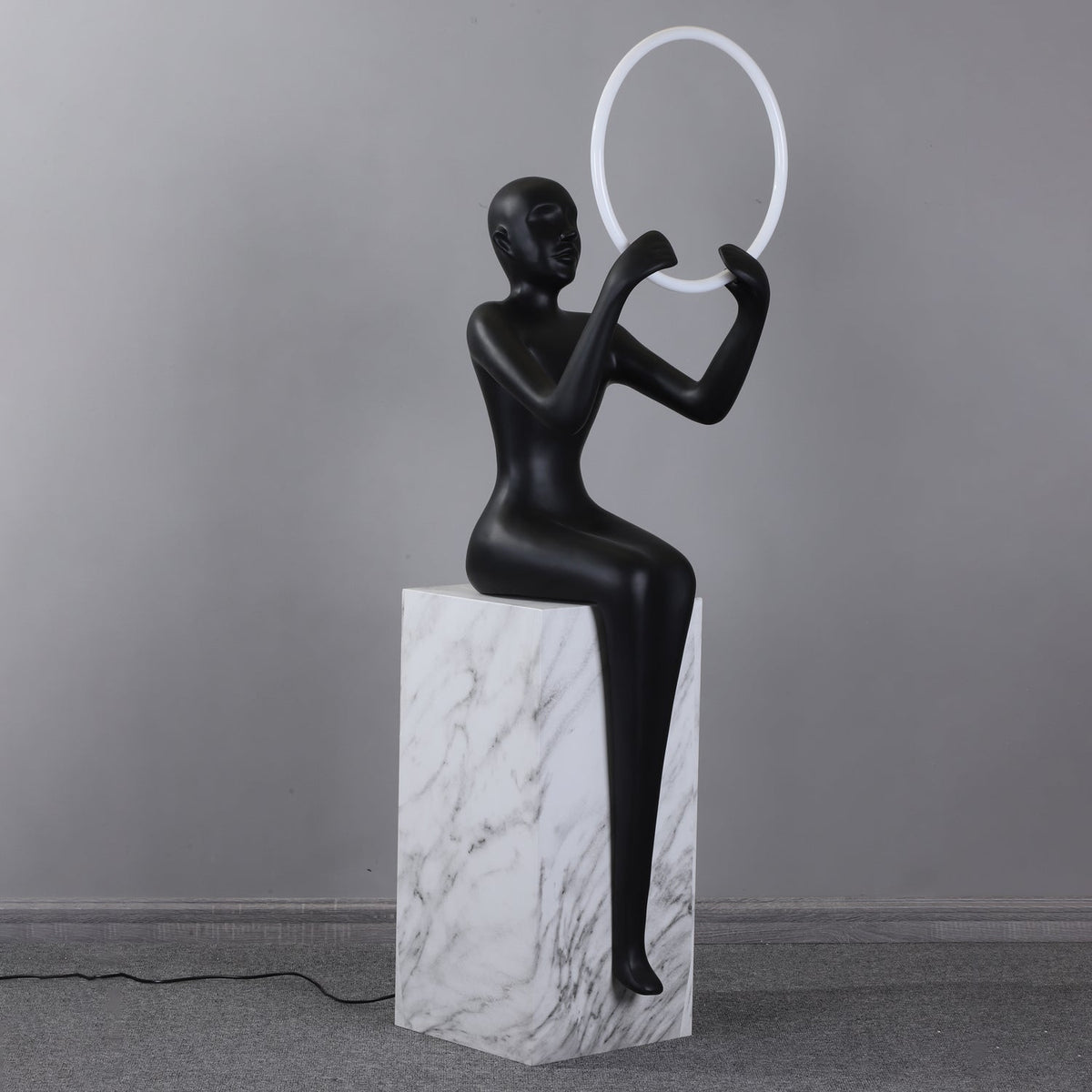 Orelaielle sculpturale vloerlamp in zwart