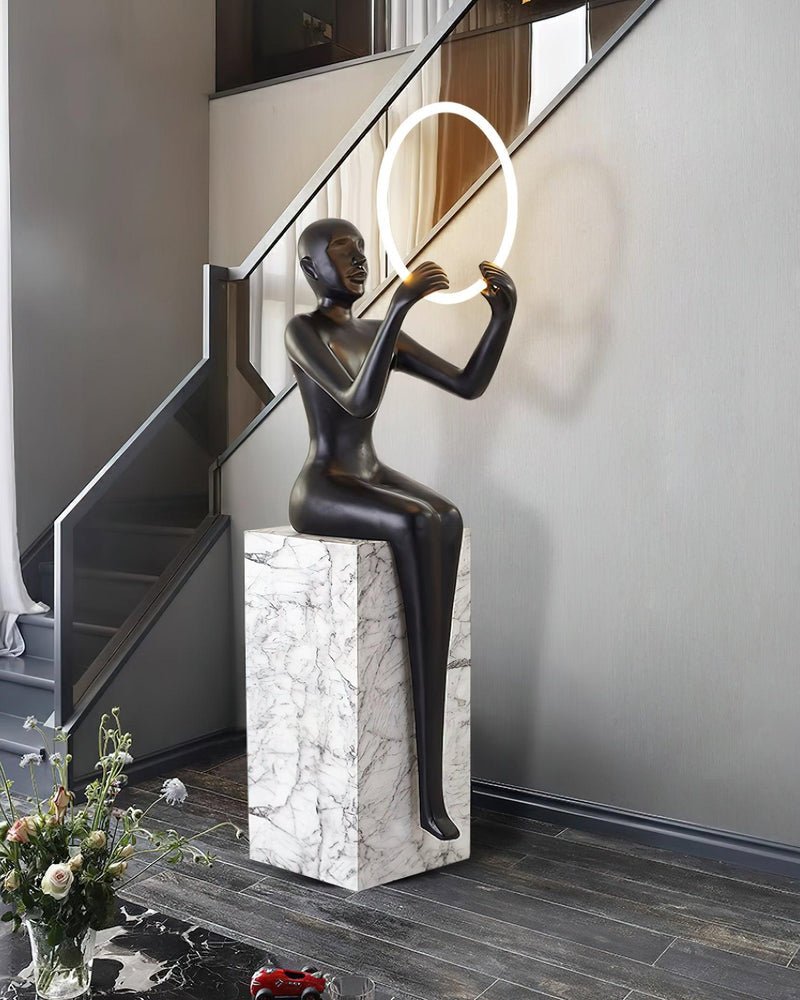 Orelaielle sculpturale vloerlamp in zwart