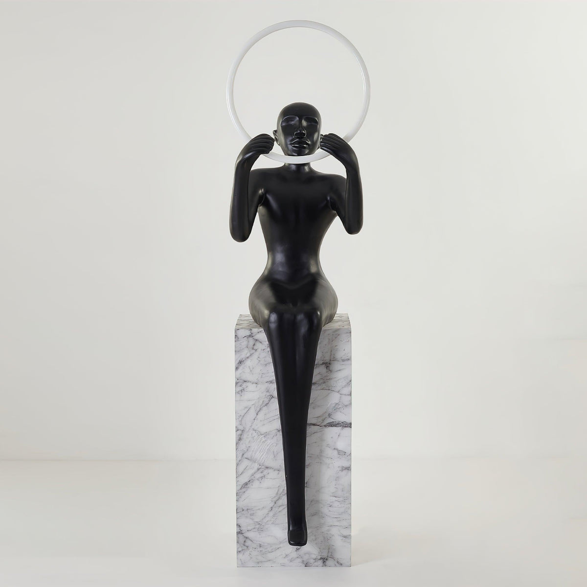 Orelaielle sculpturale vloerlamp in zwart