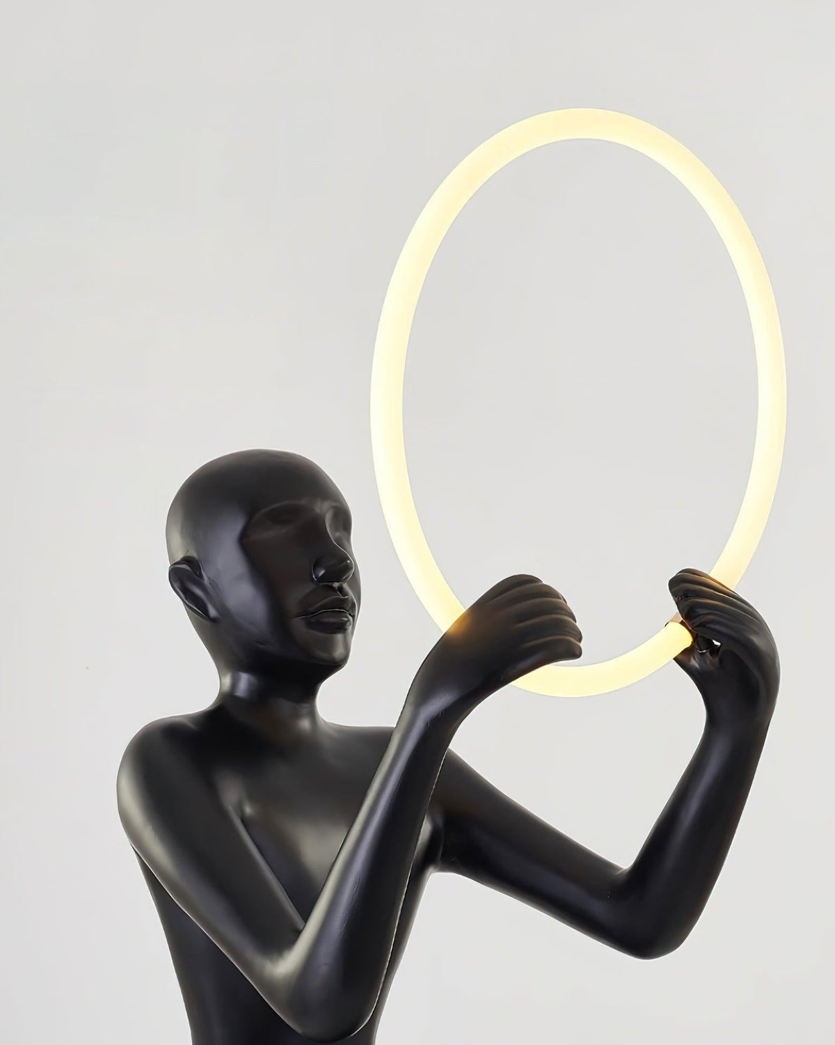 Orelaielle sculpturale vloerlamp in zwart