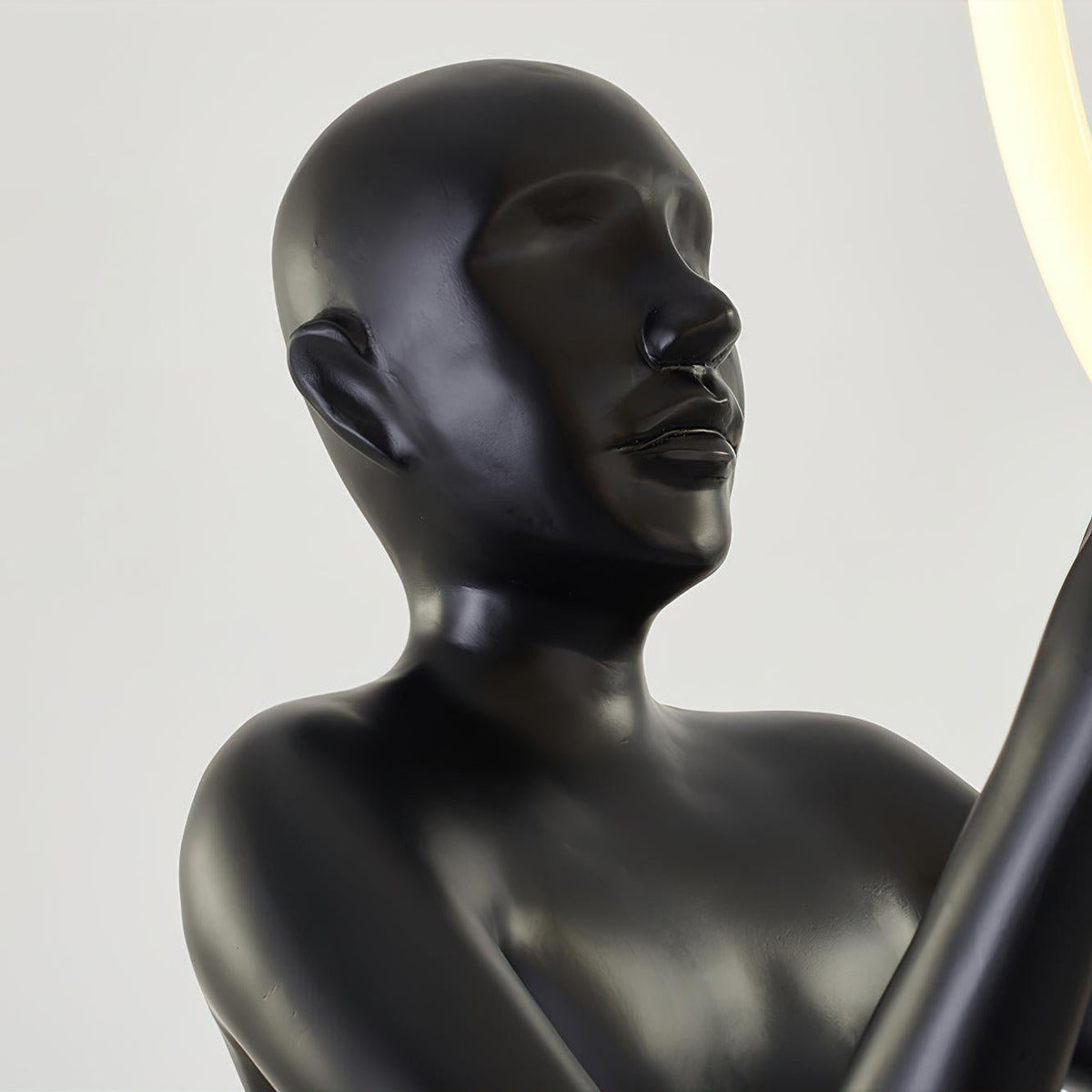 Orelaielle sculpturale vloerlamp in zwart