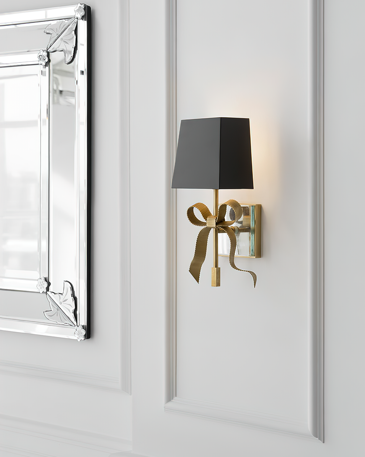 Leko wandlamp met zwarte lampenkap en goudkleurige accentboog