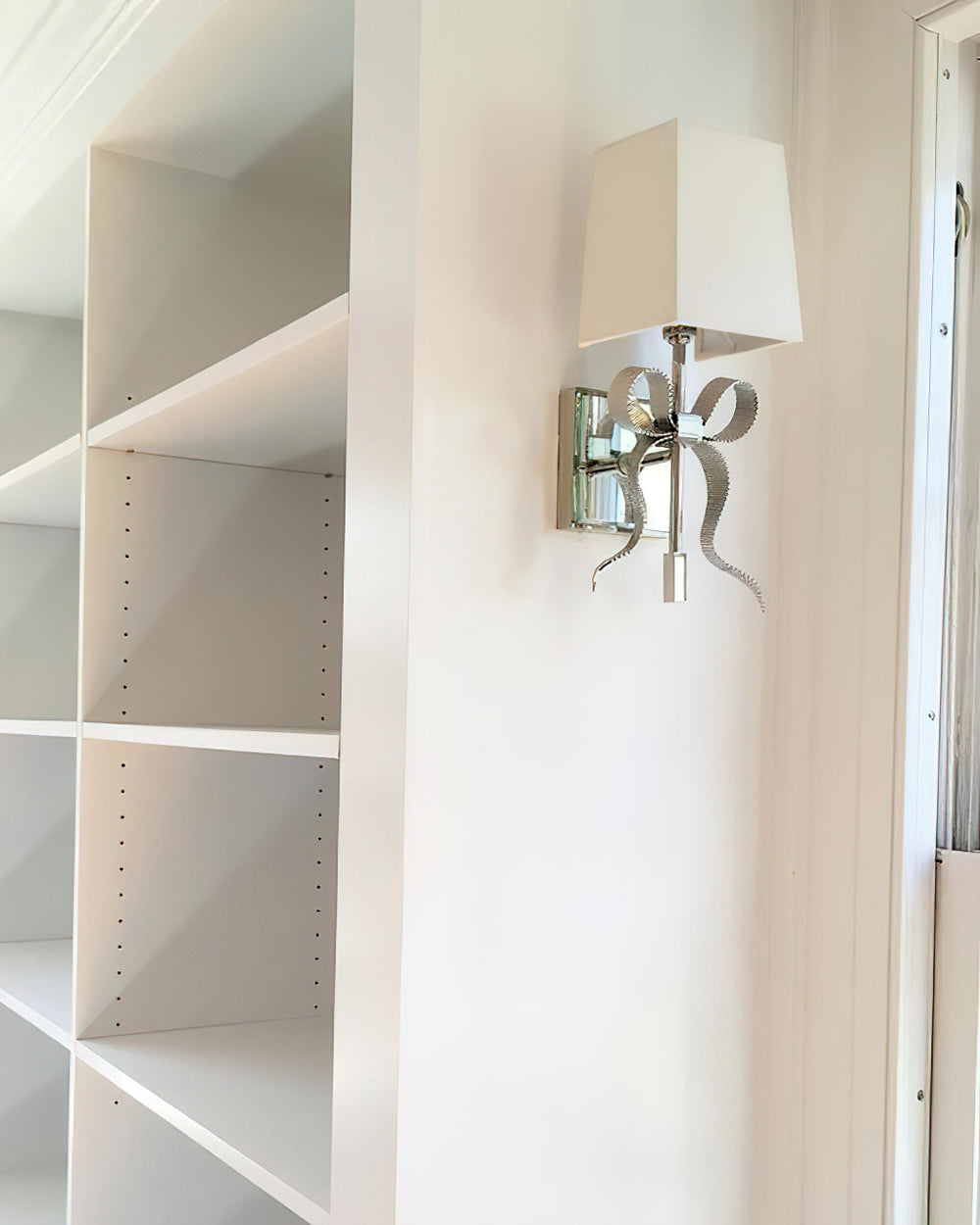 Leko wandlamp met zwarte lampenkap en goudkleurige accentboog