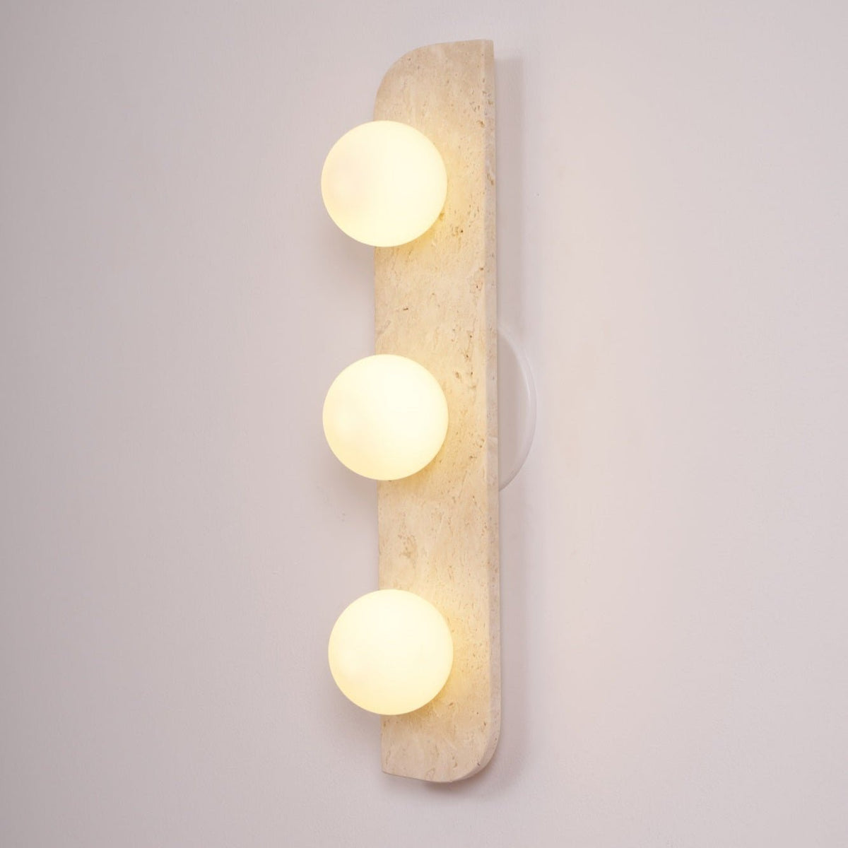 Serearia Minimalistische wandlamp van geel travertin met stekker