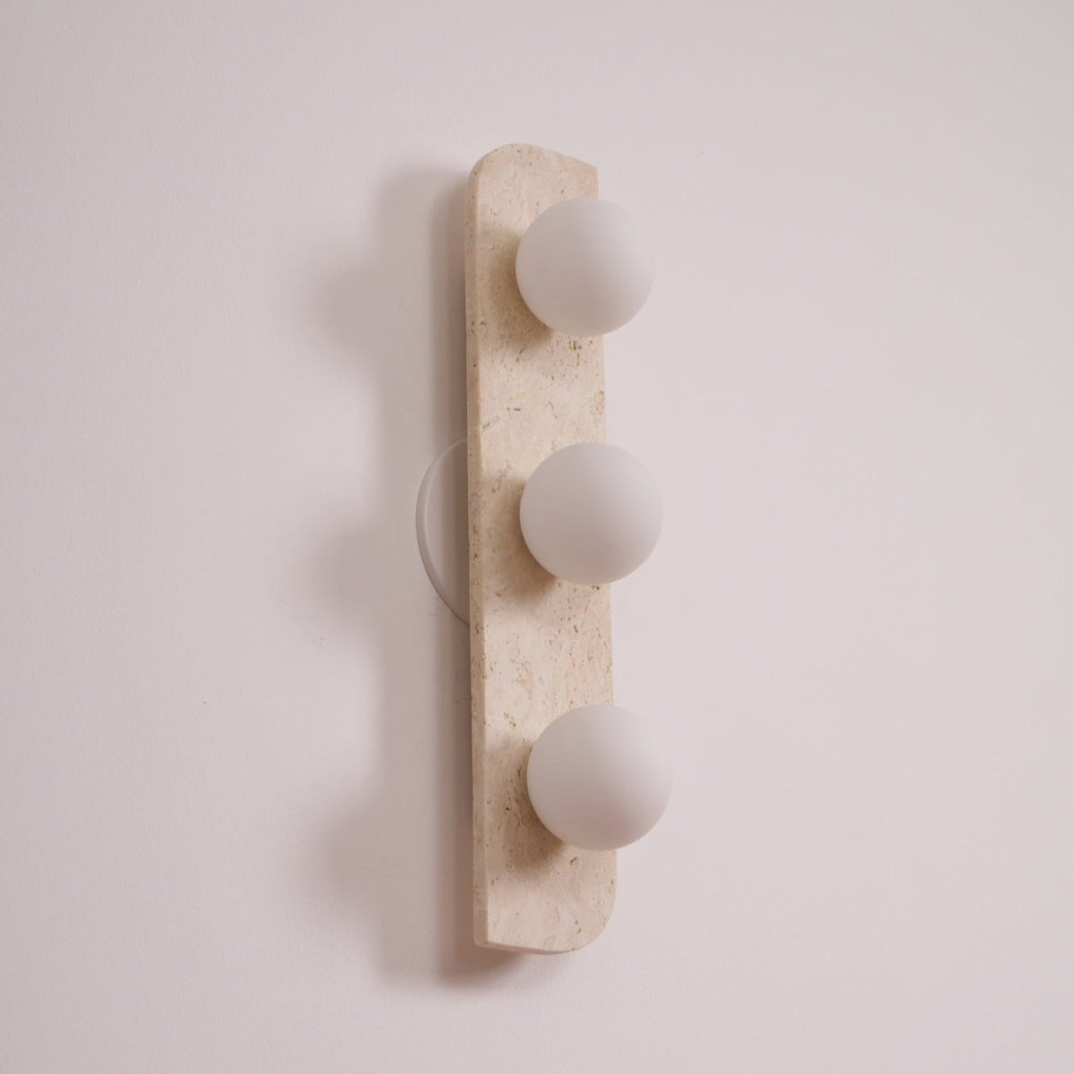 Serearia Minimalistische wandlamp van geel travertin met stekker