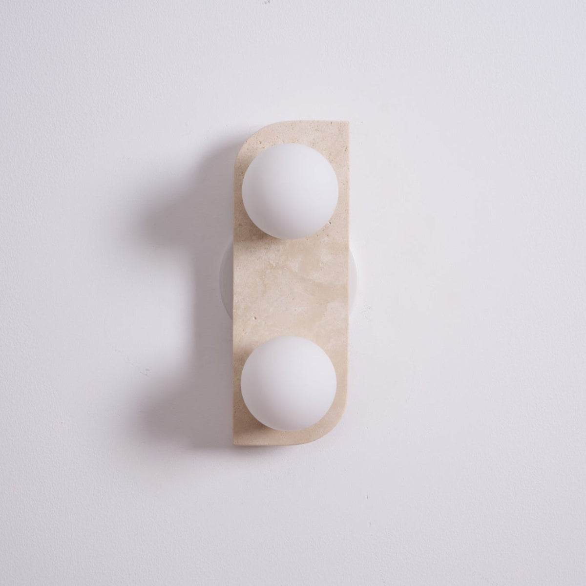 Serearia Minimalistische wandlamp van geel travertin met stekker