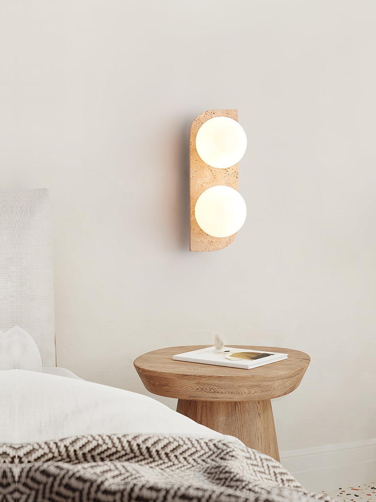 Serearia Minimalistische wandlamp van geel travertin met stekker