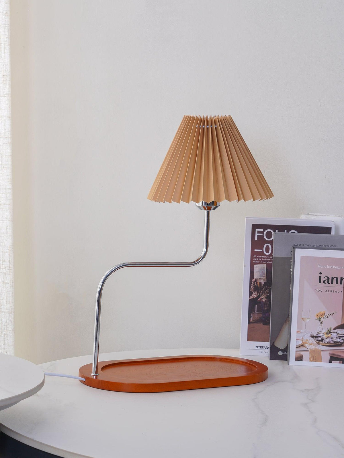 Ornelle tafellamp van hout en stof