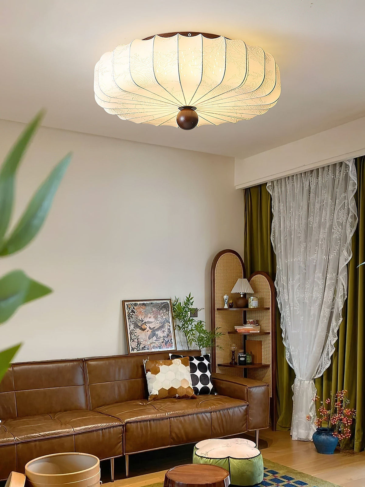 Lotus plafondlamp van walnootkleur en beige stof