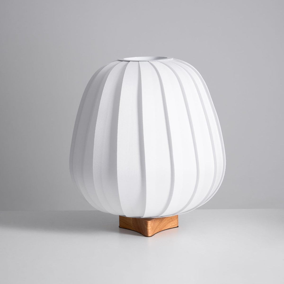 Elenor tafellamp van stof en hout in minimalistisch ontwerp