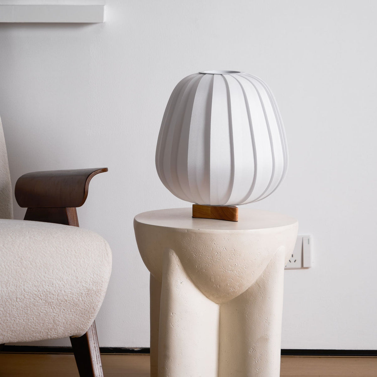 Elenor tafellamp van stof en hout in minimalistisch ontwerp