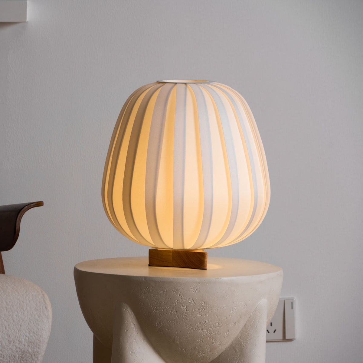 Elenor tafellamp van stof en hout in minimalistisch ontwerp