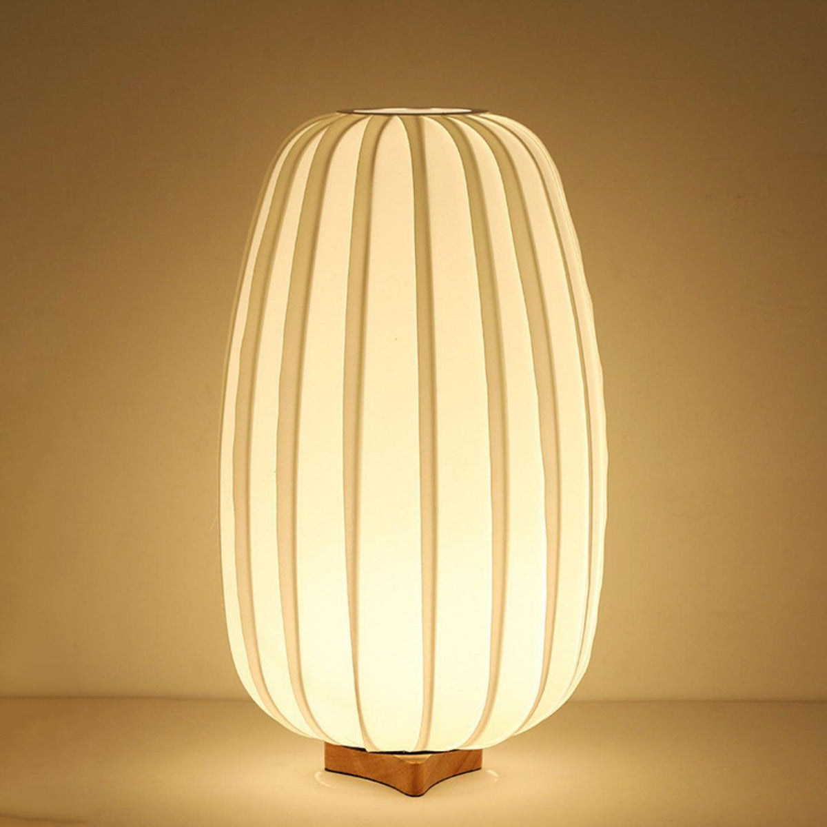 Elenor tafellamp van stof en hout in minimalistisch ontwerp