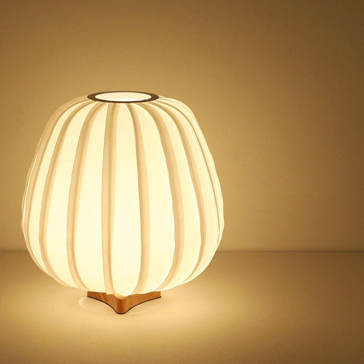 Elenor tafellamp van stof en hout in minimalistisch ontwerp