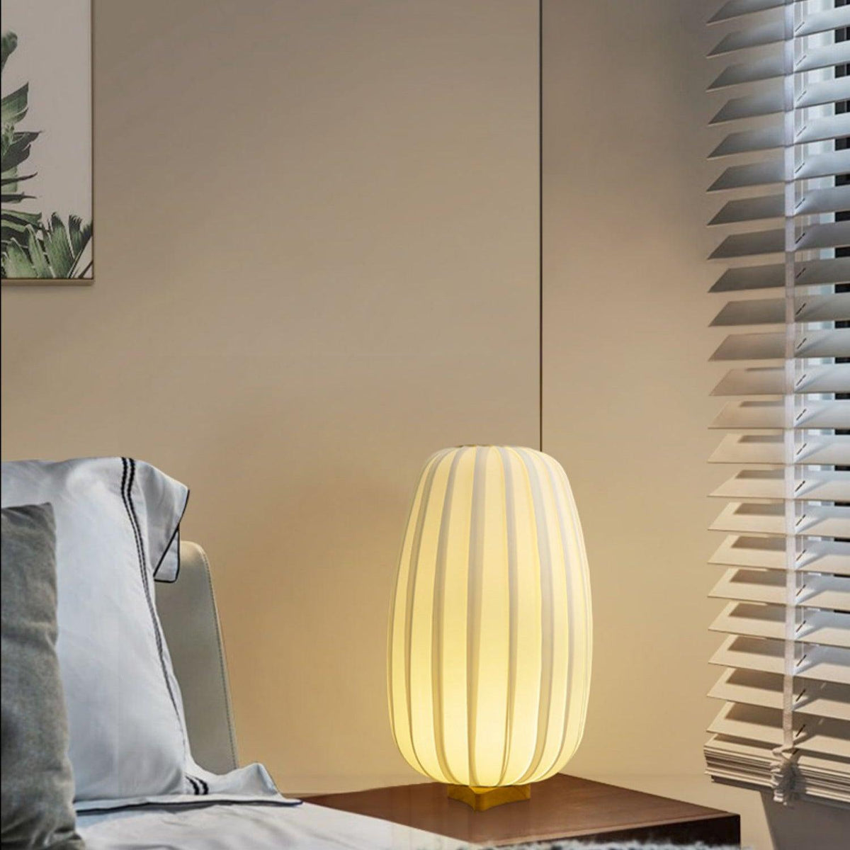 Elenor tafellamp van stof en hout in minimalistisch ontwerp
