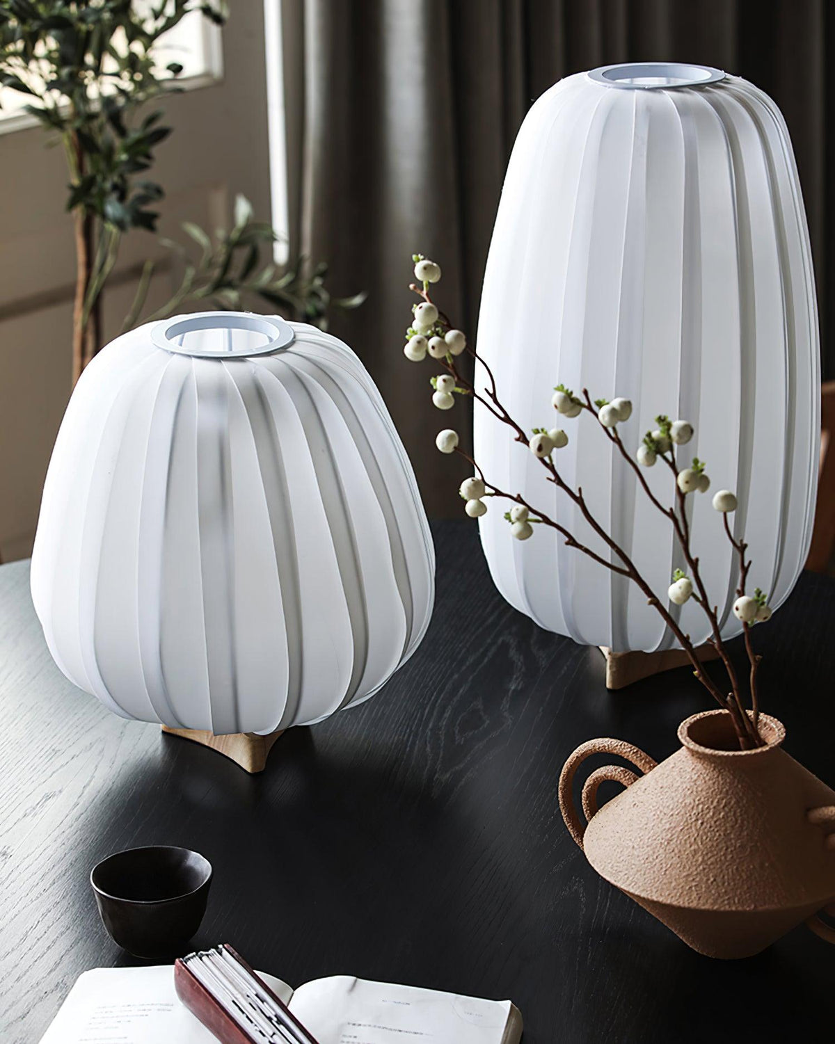Elenor tafellamp van stof en hout in minimalistisch ontwerp