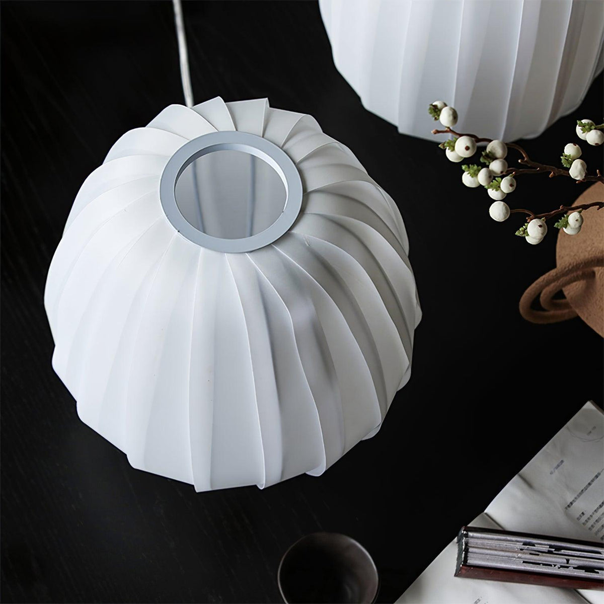 Elenor tafellamp van stof en hout in minimalistisch ontwerp