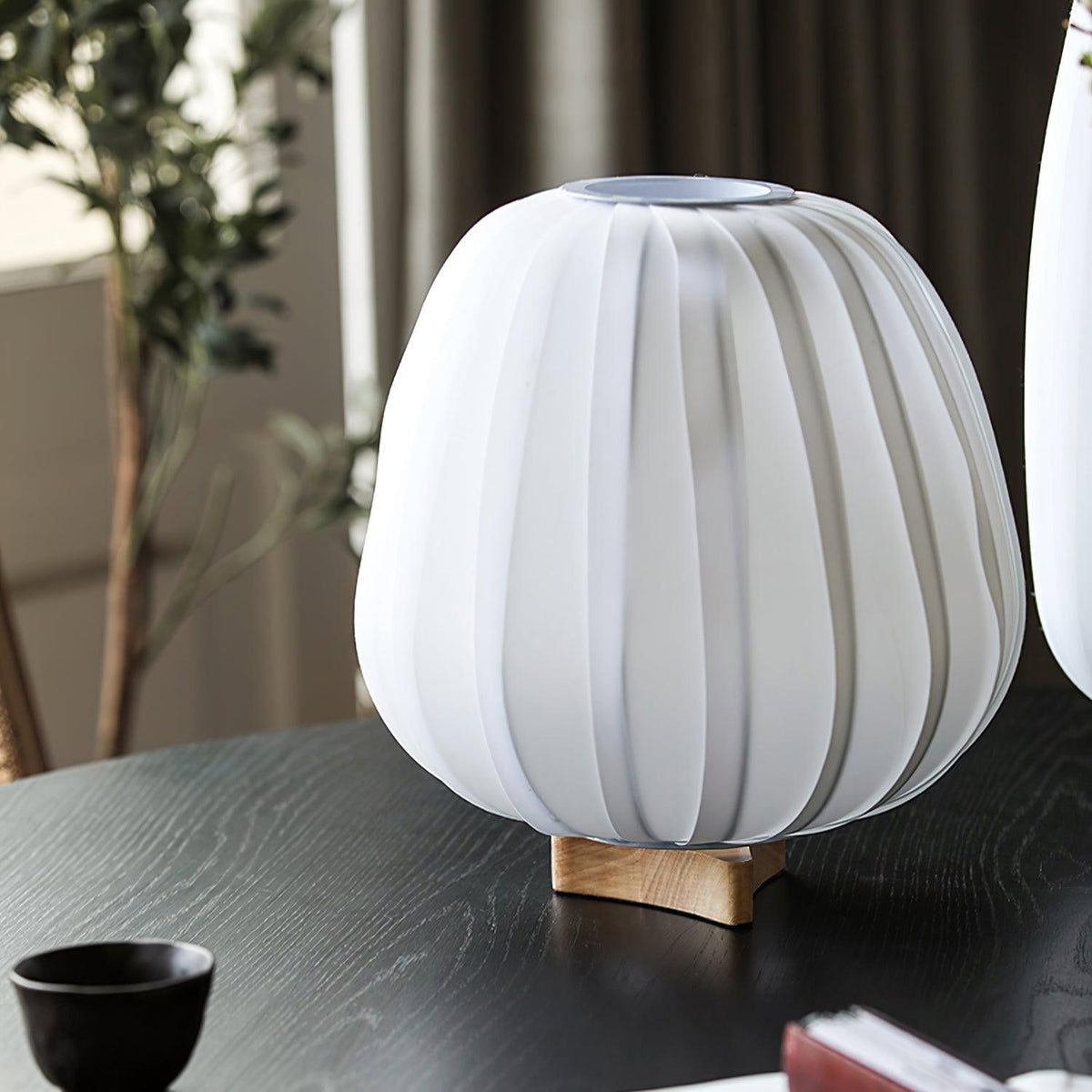 Elenor tafellamp van stof en hout in minimalistisch ontwerp