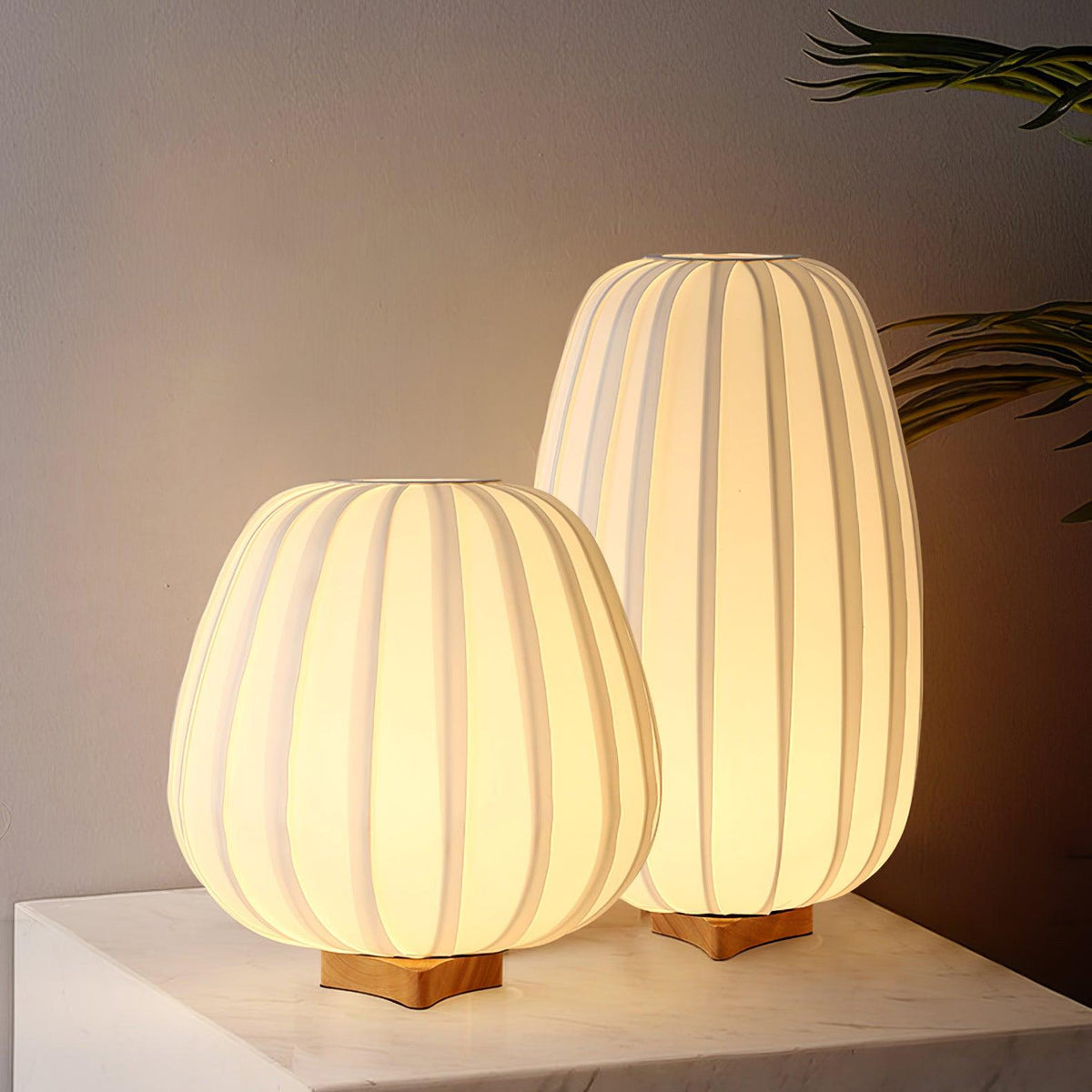 Elenor tafellamp van stof en hout in minimalistisch ontwerp
