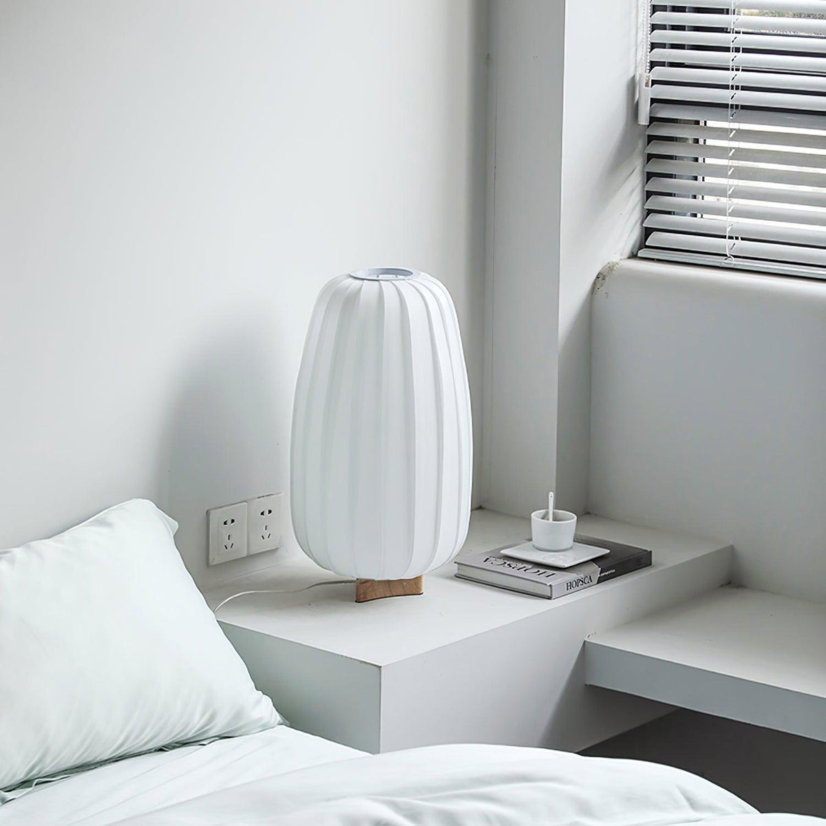 Elenor tafellamp van stof en hout in minimalistisch ontwerp