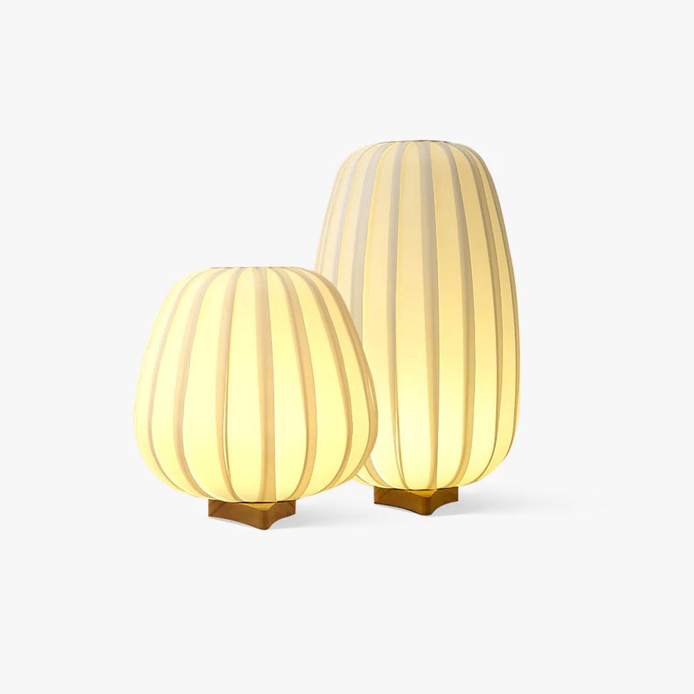 Elenor tafellamp van stof en hout in minimalistisch ontwerp