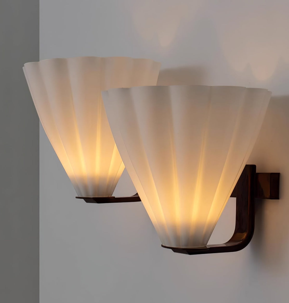 Ixelyn vormgegeven glazen wandlamp