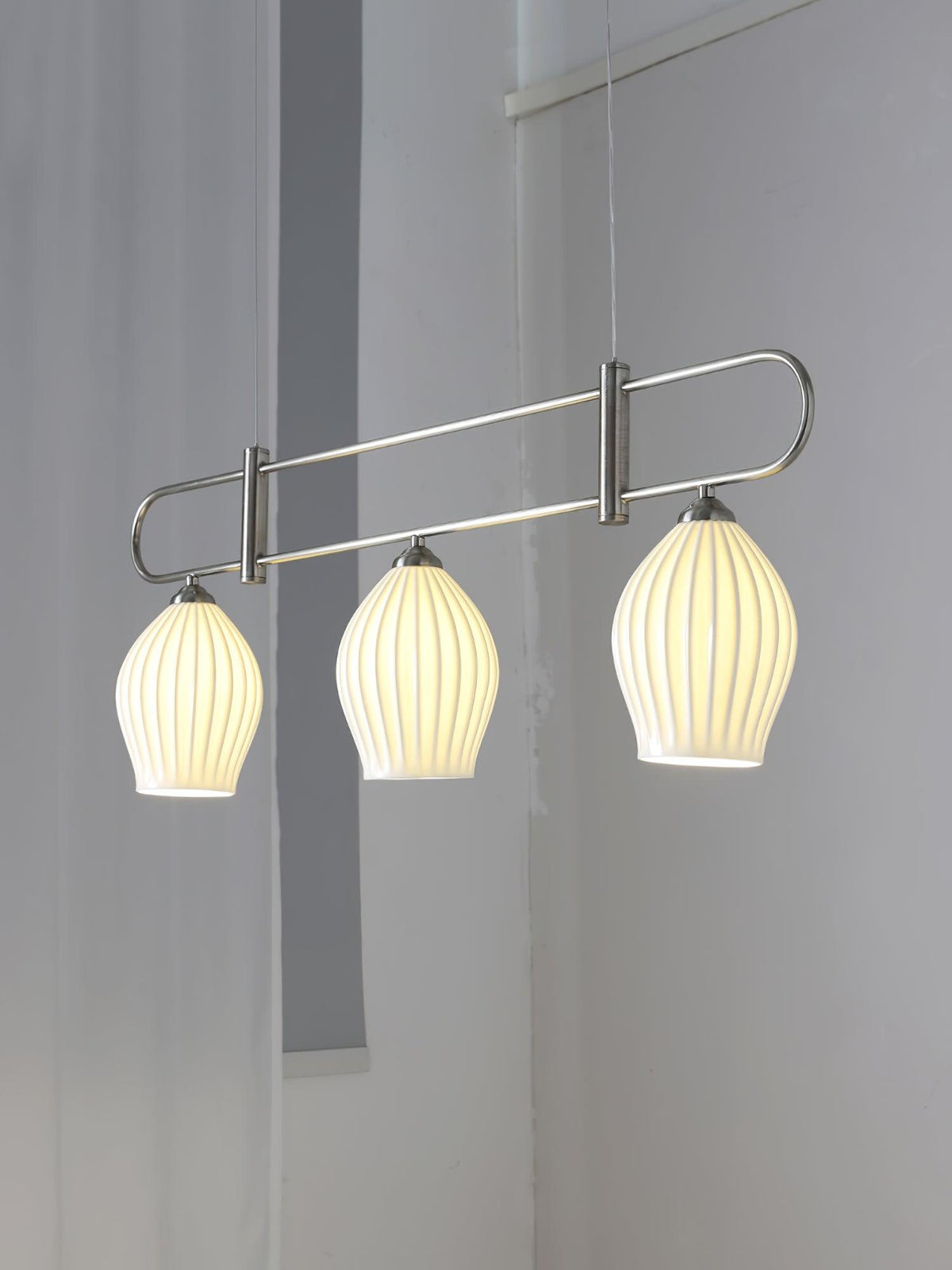 Arlirir moderne hanglamp met minimalistisch kunstwerk in keramiek